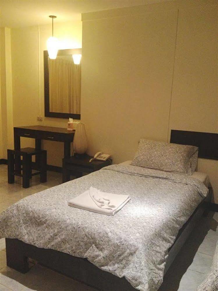 Oyo 244 Roar Inn Patong Ngoại thất bức ảnh