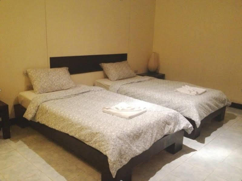 Oyo 244 Roar Inn Patong Ngoại thất bức ảnh